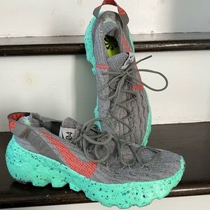 NIKE SPACE-HIPPIE SIZE ( M8/ W9.5-10)
